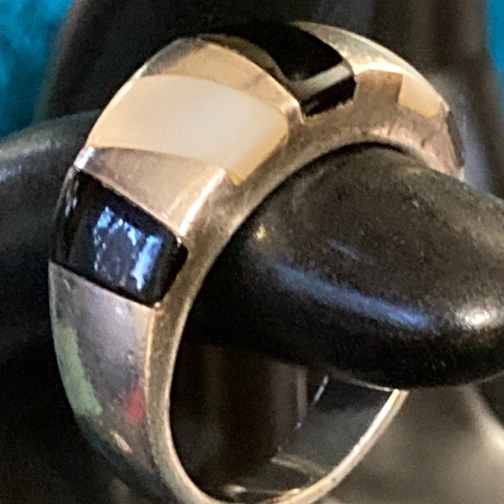 Vintage onyx and mother of pearl bands on sterling silver ring - Picture 2 of 6